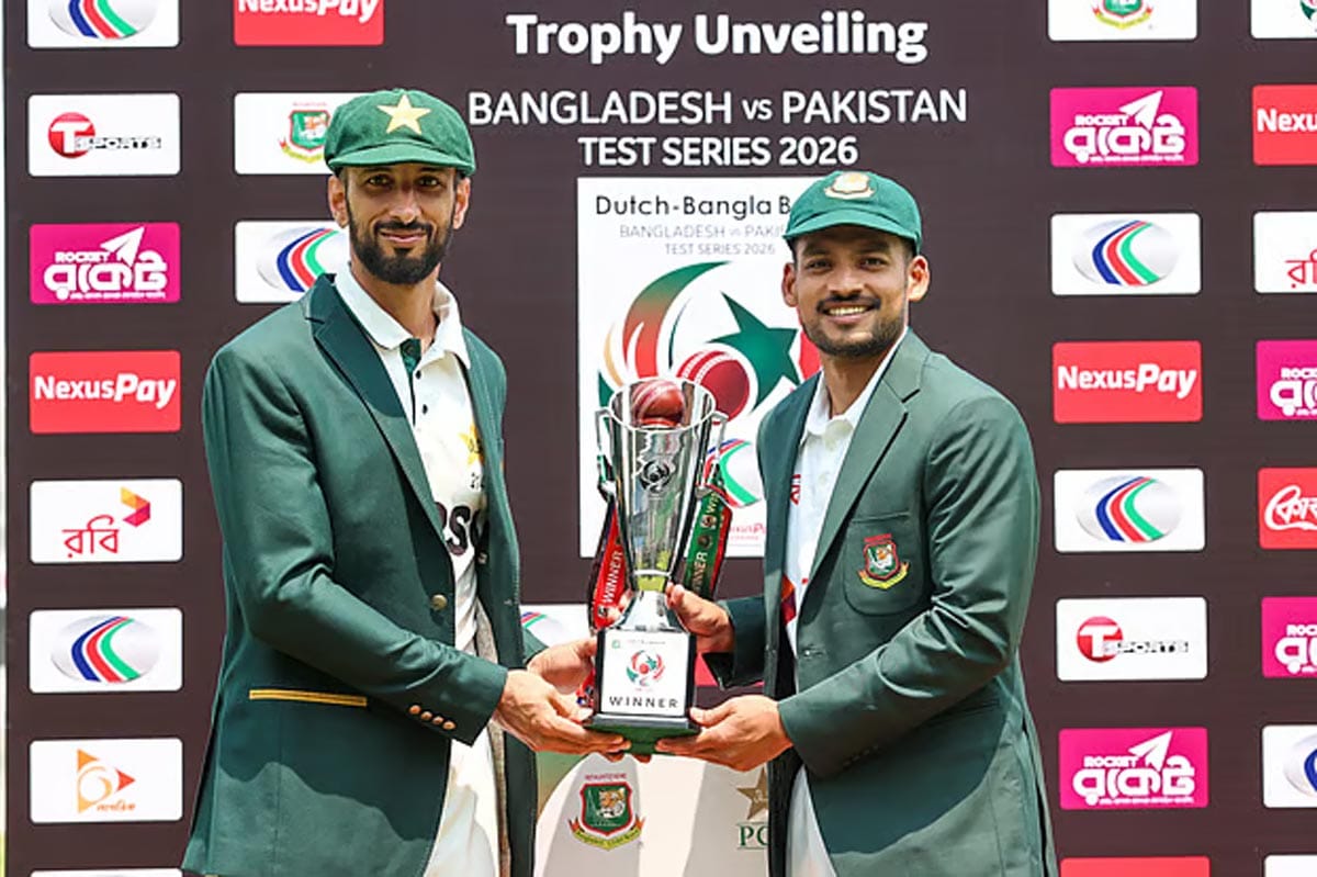 সিরিজের ট্রফি হাতে নাজমুল হোসেন শান্ত ও শান মাসুদ।