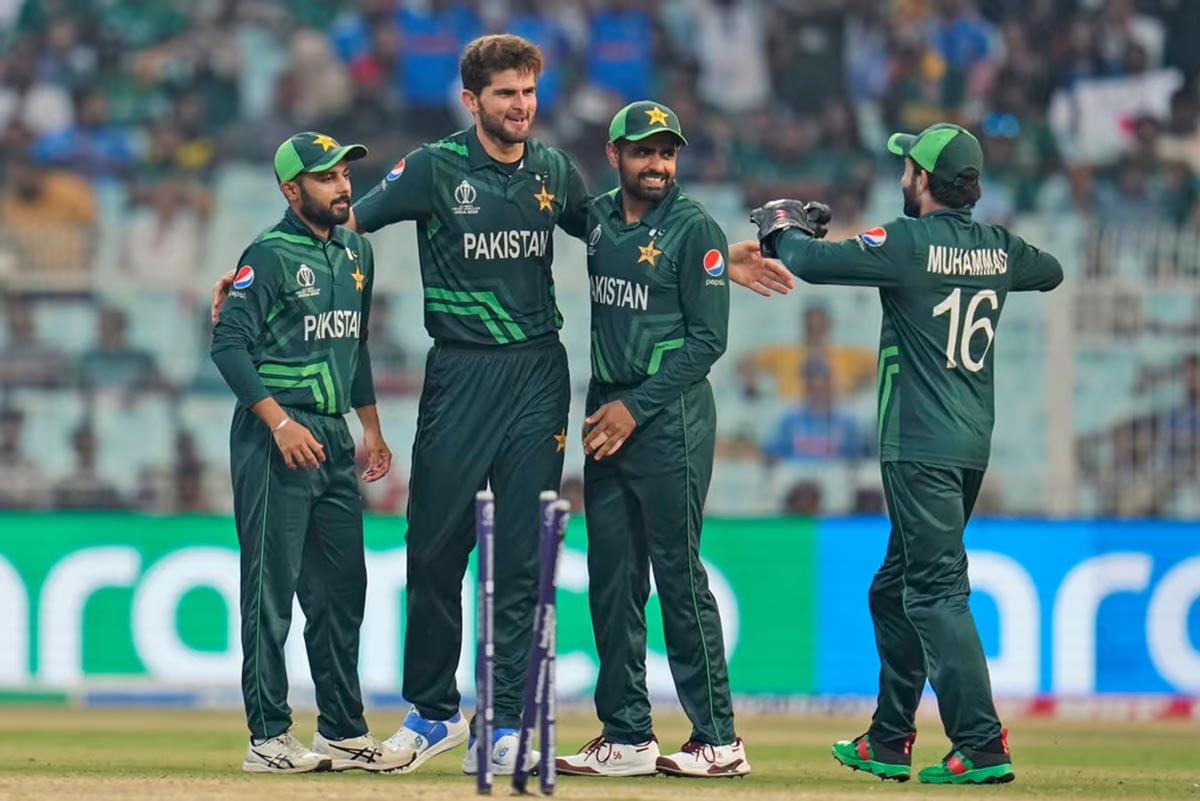 Pakistan cricket team celebrating before their 1000th ODI match at Rawalpindi.