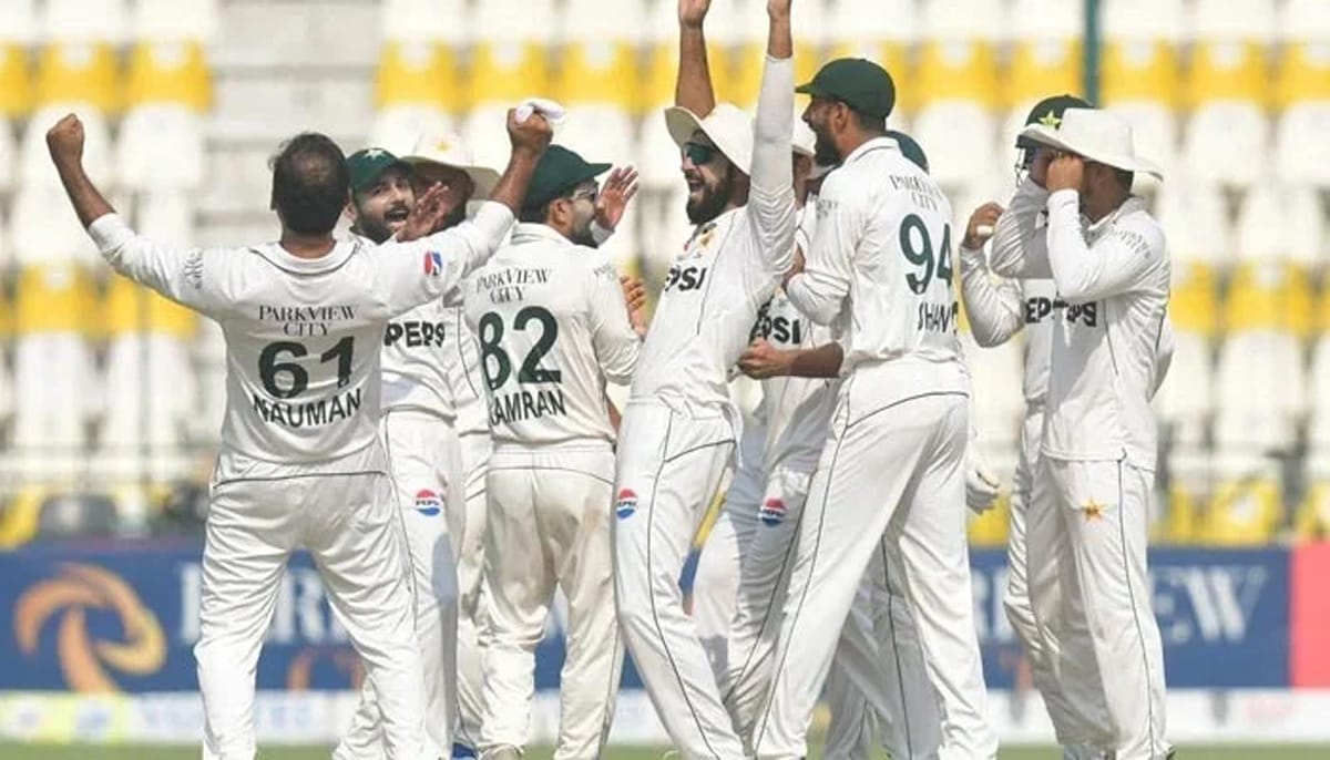 পাকিস্তান ক্রিকেট টিমের খেলার দৃশ্য।