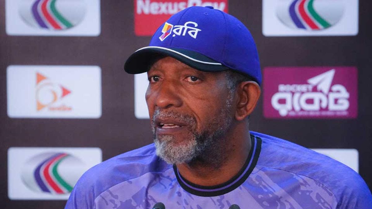 সংবাদ সম্মেলনে কথা বলছেন বাংলাদেশ কোচ ফিল সিমন্স।
