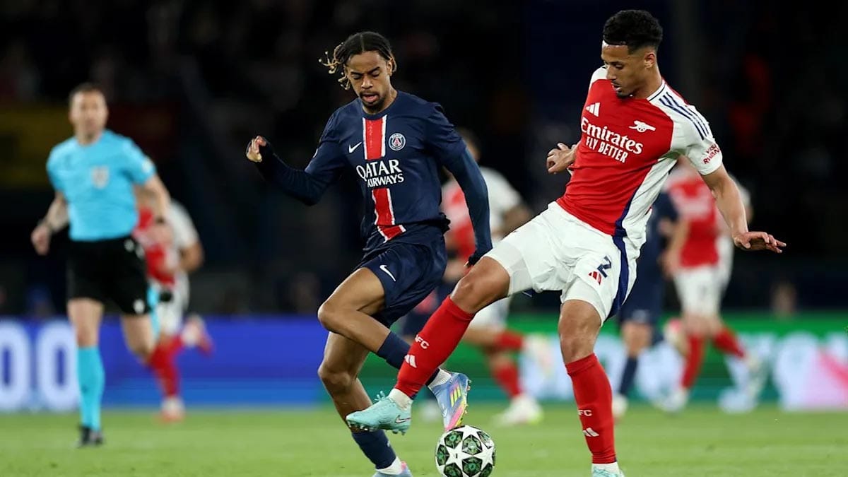 Arsenal and PSG players trying to occupy ball during a match.