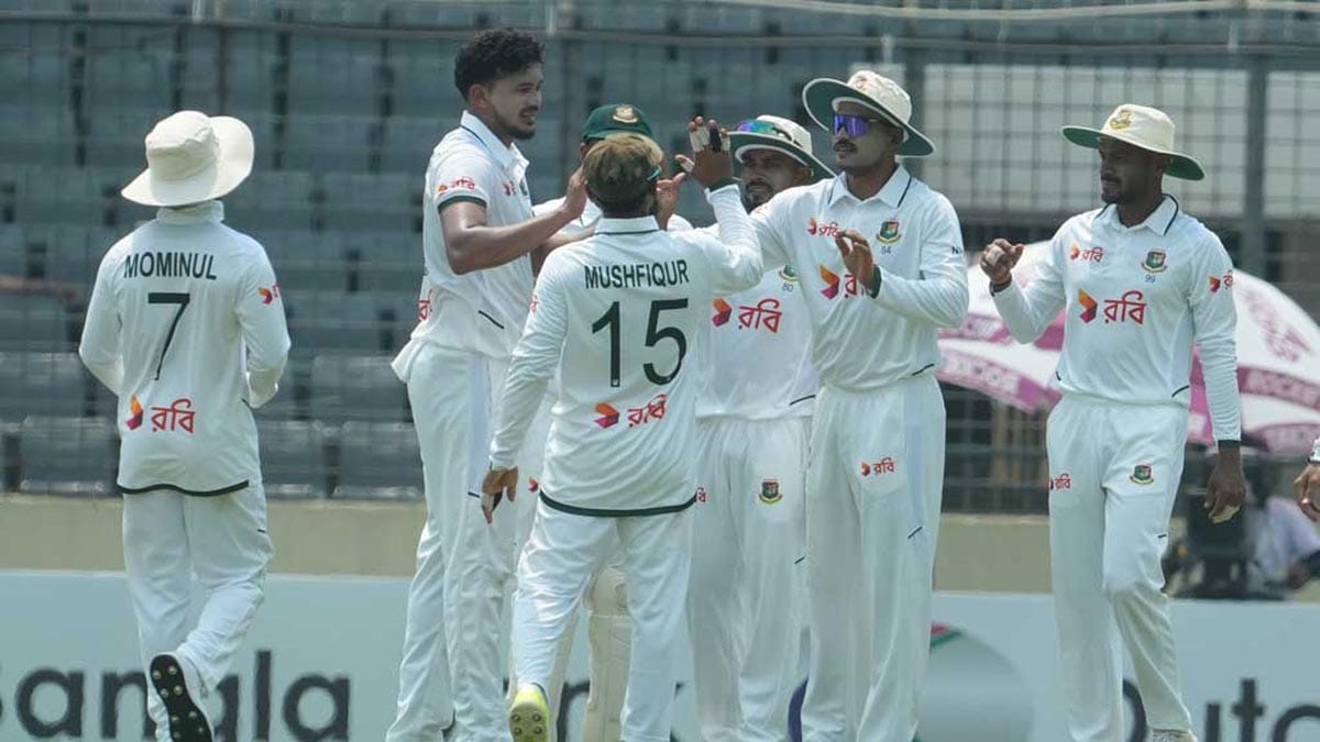 উইকেট পেয়ে সতীর্থদের সঙ্গে তাসকিন আহমেদের উল্লাস।